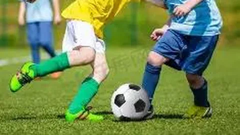 足球员踢球时遭闪电击中当场倒地，闪电如何击中他